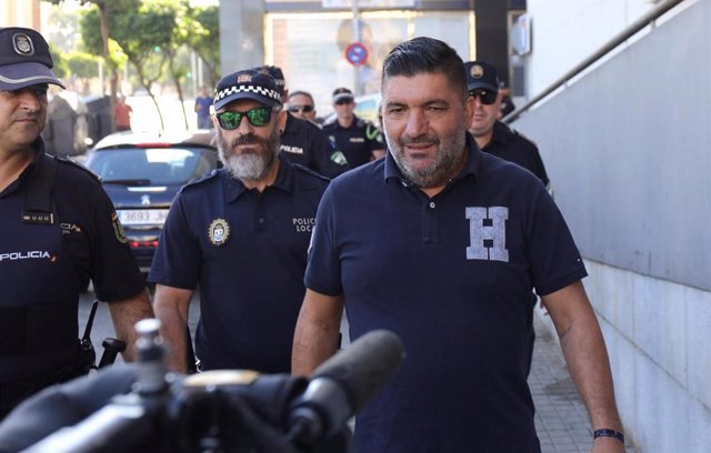 Antonio Garrido, el agente de la Policía Local agredido, a su llegada a la Audiencia de Huelva.