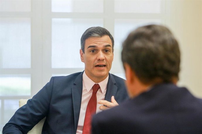 AMP.- Sánchez hablará "a finales de agosto o principios de septiembre" con los p