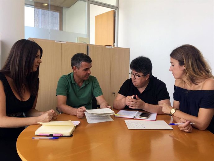 Los diputados socialistas Irene Díaz, José Berna y Antonia García mantienen una reunión con Conchi Sanromá en la Diputación de Málaga para pedir un consejo provincial LGTBI