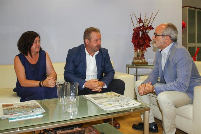 El consejero de Sanidad, Miguel Rodríguez, recibe al presidente de la Mancomunidad de Liébana y Peñarrubia, Julio Cires