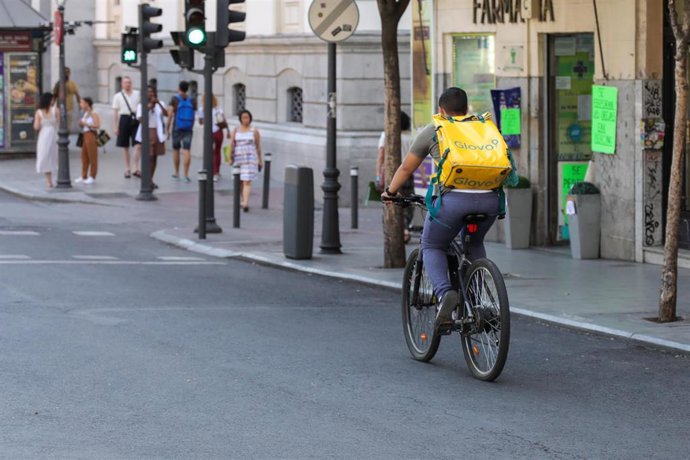 Un repartidor de la empresa Glovo transitando en bicicleta por una calle del centro de Madrid.