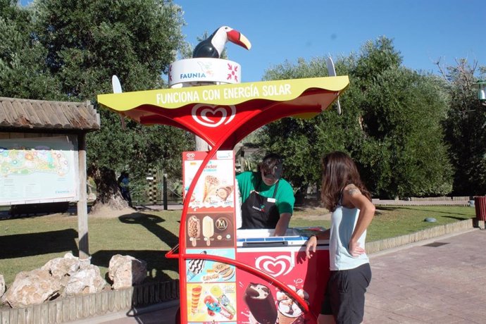 Unilever pone en playas, parques y calles carritos de helados que utilizan energía solar para refrigerar los productos