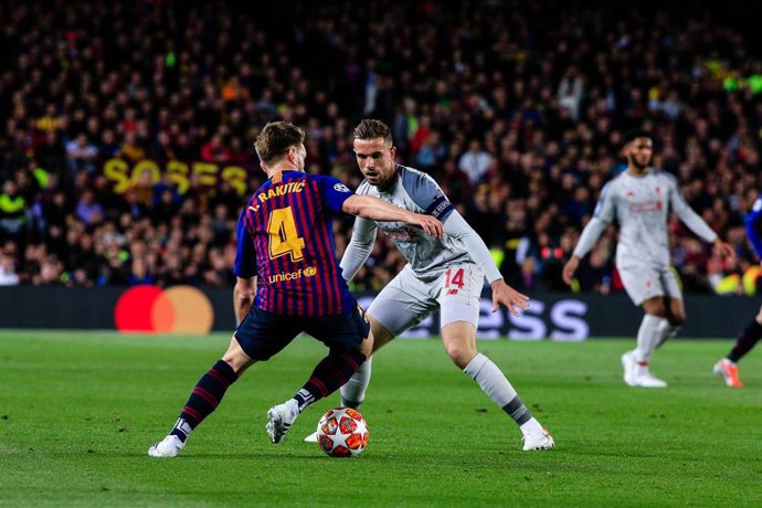 Ivan Rakitic intenta regatear a Jordan Henderson en el FC Barcelona-Liverpool de semifinales de la Champions 2018-2019