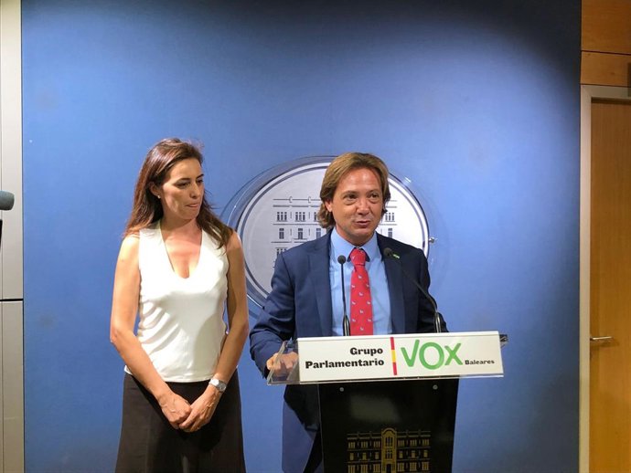 (I-D) La diputada de Vox Idoia Ribas i el president de Vox Balears, Jorge Campos.