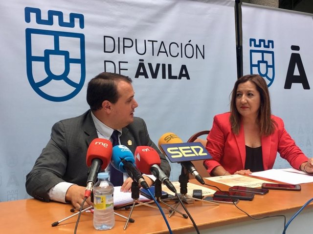 Fallo del Premio Fray Luis de León de Poesía por parte del diputado provincial de Cultura, Eduardo Duque, y la alcaldesa de Madrigal de las Altas Torres (Ávila), Ana Zurdo.