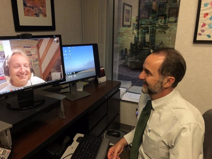 Los coinvestigadores Anthony Bleyer y Stanislav Kmoch utilizan Skype para colaborar eficazmente en la investigación. El uso de Skype, el envío urgente e Internet desempeñó un papel clave en la unión virtual de científicos, médicos y pacientes.