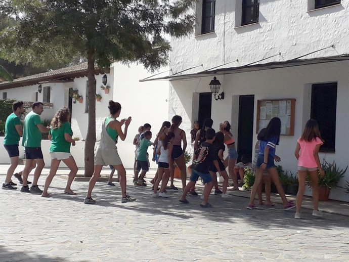 Diputación De Cádiz: David De La Encina Y Daniel Moreno Visitan A Los Menores Que Participan En Actividades Medioambientales En El Barriche