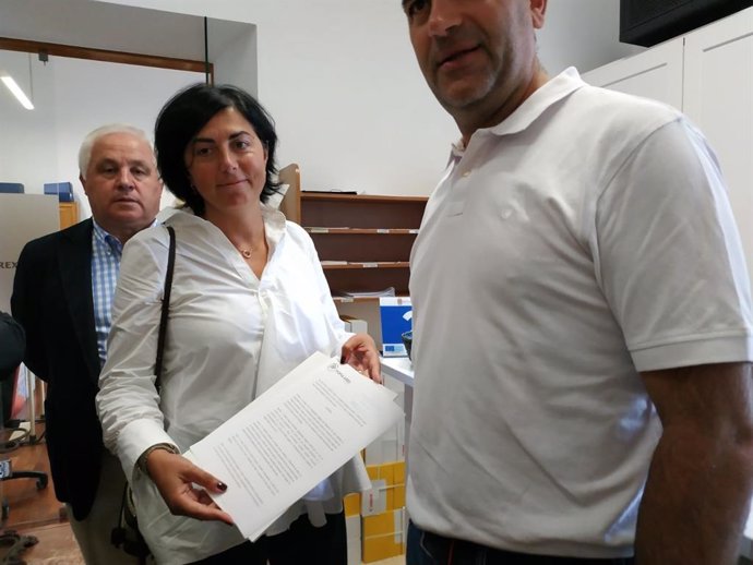 La portavoz del PP en la Diputación de Lugo, Elena Candia, acompañada de los otros once diputados provinciales, registra la petición de un pleno extraordinario.