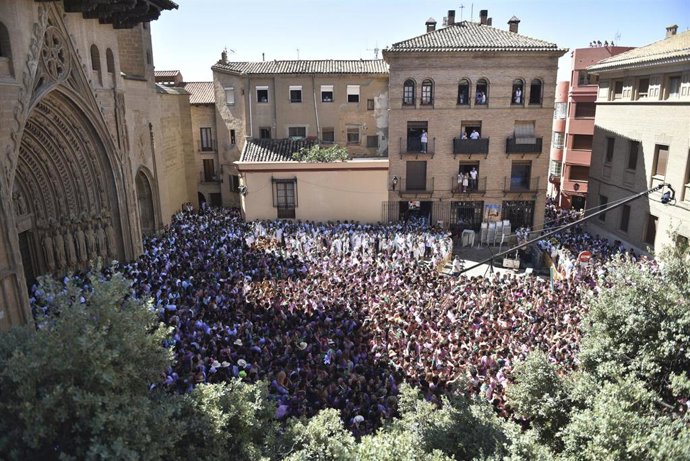 Vista general de la Plaza de la Catedral de Huesca -abarrotada de gente- momentos antes del tradicional chupinazo que marca el inicio de las Fiestas de San Lorenzo.