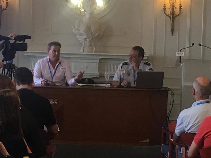 Jefe de Operaciones de la Unidad Central contra las Redes de Inmigración y Falsedad Documentales (UCRIF), Jaime Nicolás González y jefe del Centro de Inteligencia y Análisis de Riesgo (CIAR) de la Comisaría de Extranjería y Fronteras, José Nieto Barroso