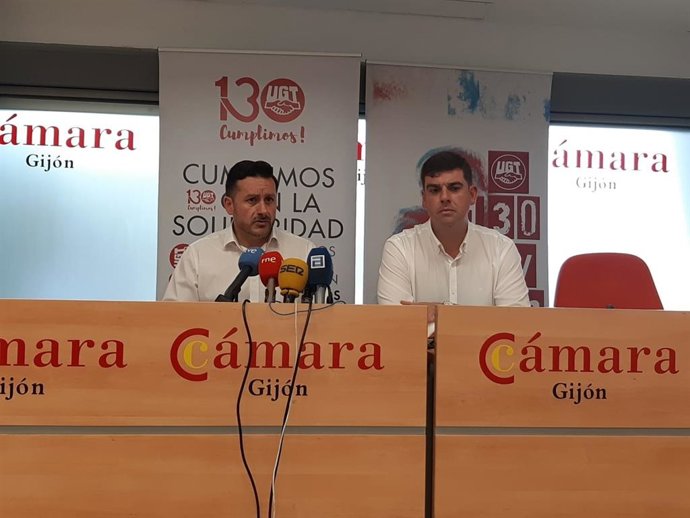 Los secretarios generales de UGT Asturias y Gijón, Javier Fernández Lanero y Fernando Díaz, en rueda de prensa en la Cámara de Comercio