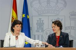 (I-D) La ministra portavoz del Gobierno, Isabel Celaá, y la ministra de Trabajo, Migraciones y Seguridad Social en funciones, Magdalena Valerio, comparecen ante los medios de comunicación tras la reunión del Consejo de Ministros en Moncloa.