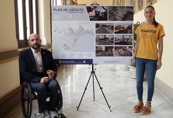 El concejal de Ordenación del Territorio, Raúl López, en una presentación reciente de un plan en los distritos junto a la portavoz del PP en el Ayuntamiento y edil de Empleo, Elisa Pérez de Siles.