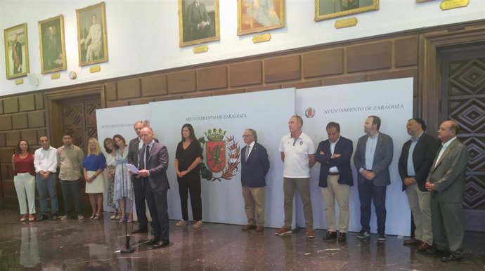 El alcalde, Jorge Azcón, junto a diferentes directivos del Real Zaragoza y concejales municipales, durante la recepción del club en el ayuntamiento este viernes.