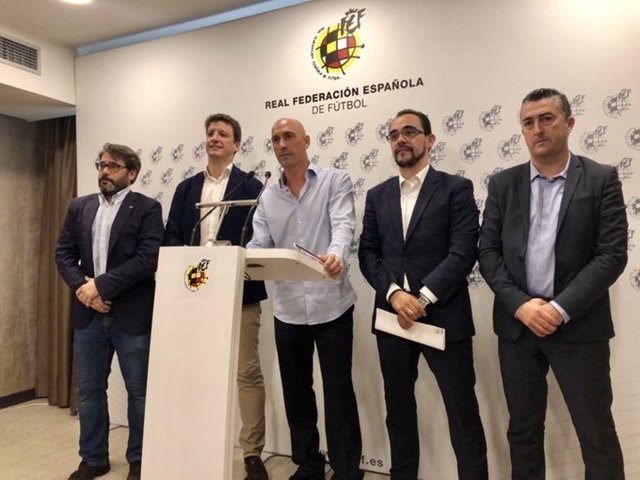 El presidente de la Real Federación Española de Fútbol (RFEF), Luis Rubiales, comparece tras la resolución del conflicto de los horarios