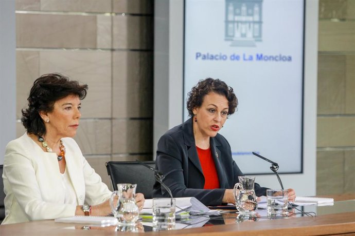 (I-D) La ministra portavoz del Gobierno, Isabel Celaá, y la ministra de Trabajo, Migraciones y Seguridad Social en funciones, Magdalena Valerio, comparecen ante los medios de comunicación tras la reunión del Consejo de Ministros en Moncloa.