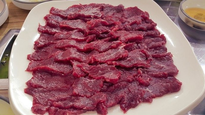 Carne cruda de res.