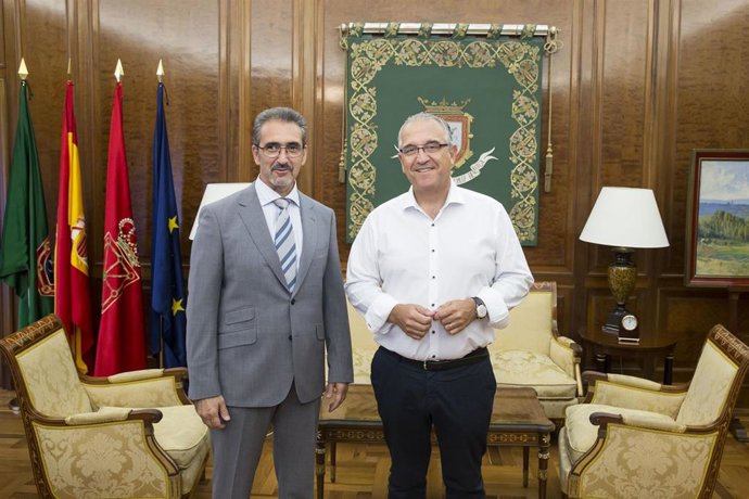 El alcalde de Pamplona, Enrique Maya, y el presidente de la Asociación de Trabajadores Autónomos de Navarra, Juan Carlos Equiza