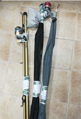 Les canyes de tres pescadors furtius en la Reserva Marina de la illa del Toro a Mallorca.