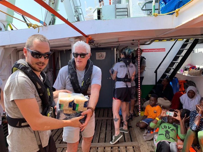 Richard Gere lleva alimentos al barco de Proactiva Open Arms