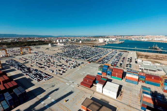 Vista aria del trnsit de vehicles operat pel Port de Tarragona des del moll d'Andalusia