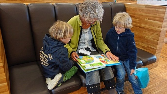 Abuela leyendo un libro a sus nietos