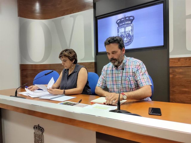 Los concejales del Grupo Municipal Socialista en el Ayuntamiento de Oviedo Ana Rivas y Ricardo Fernández, en rueda de prensa.