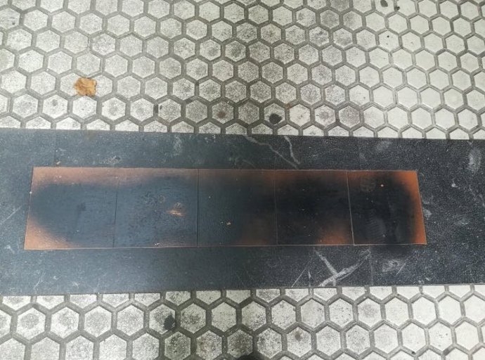 Placas en homenaje a víctimas del terrorismo en San Sebastián borradas con pintura