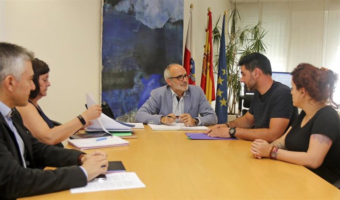 El consejero de Sanidad, Miguel Rodríguez, recibe al alcalde de Valle de Villaverde, Javier Pérez.