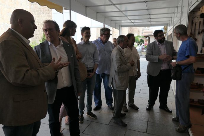 El alcalde de Ávila, Jesús Manuel Sánchez Cabrera (segundo por la derecha), inaugura la Feria Nacional de Artesanía de Ávila
