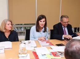 La entonces embajadora de España en Mozambique, Carmen Buján, junto a la Reina Letizia y el secretario de Estado de Cooperación y para Iberoamérica y el Caribe, Juan Pablo de Laiglesia