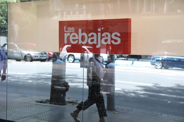 Imagen de archivo de un escaparate que anuncia rebajas de verano.