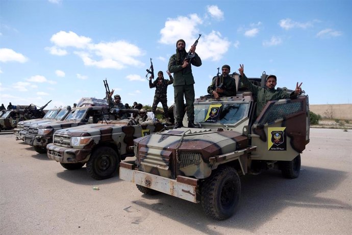 Combatientes de las fuerzas del general Jalifa Haftar antes de avanzar hacia Trípoli