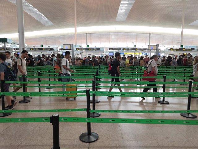 Control de seguridad del Aeropuerto de Barcelona en la jornada de huelga de los trabajadores de Trablisa