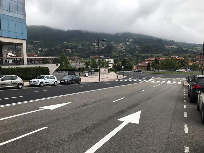 Carretera que lleva al HUCA, en Oviedo, recién reparada.