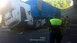 Imagen del camión accidentado en la avenida de Montes Sierra de Sevilla