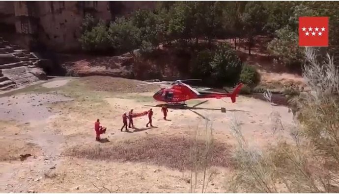 CAPTURA DEL MOMENTO DEL  RESCATE DEL ESCALADOR EN PATONES POR LOS BOMBEROS  EN PATONES