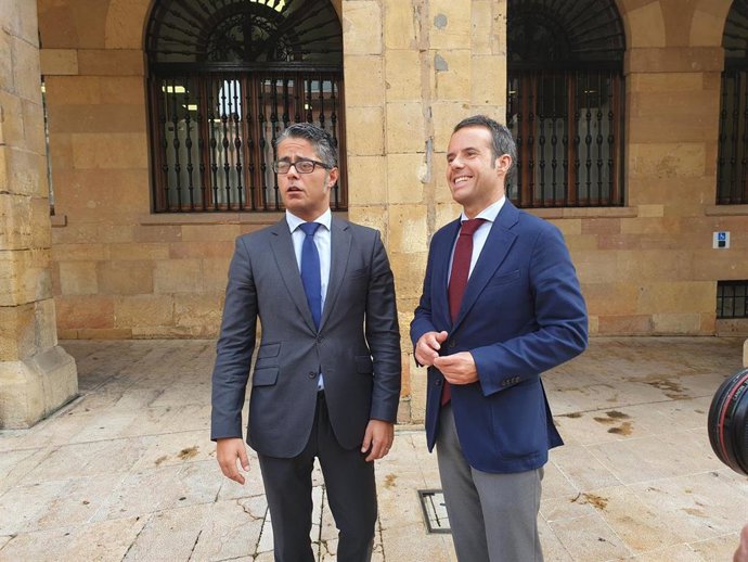 Los concejales de infraestructuras, Ignacio Cuesta,  y Parques y Jardines,  Gerardo Antuña, en la plaza del Ayuntamiento.