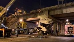 Trabajos para la retirada del camión accidentado