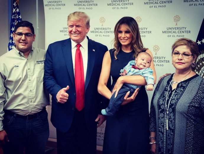 El presidente de Estados Unidos, Donald Trump, junto a su mujer Melania y un bebé huérfano en un hospital en El Paso