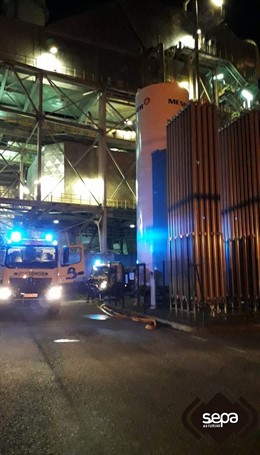 Bomberos de Asturias durante las labores de extinción de un incendio declarado en una nave industrial de Lada (Langreo).