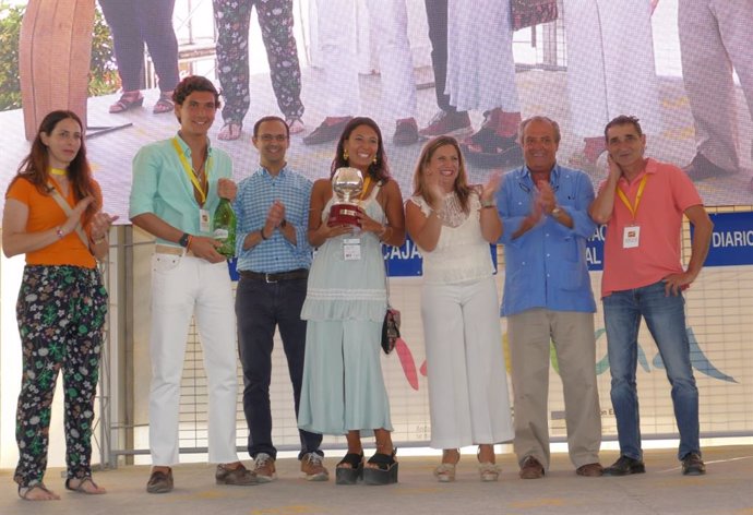 Irene García entrega el Premio Diputación Provincial en las Carreras de Caballos de Sanlúcar (Cádiz).