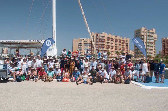 Un total de 96 profesionales participaron este viernes en La Manga en un evento de networking a bordo de un catamarán