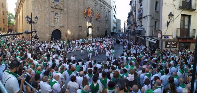 Actuación de los danzantes frente a la Basílica de San Lorenzo