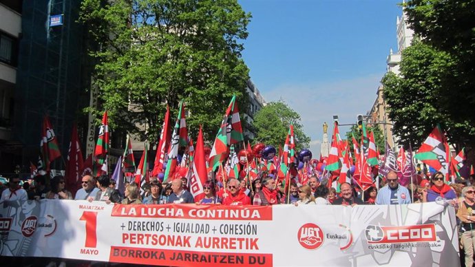 Manifestación del 1 de Mayo de CCOO y UGT en Bilbao, con sus secretarios generales a la cabeza, Loli García y Raúl Arza
