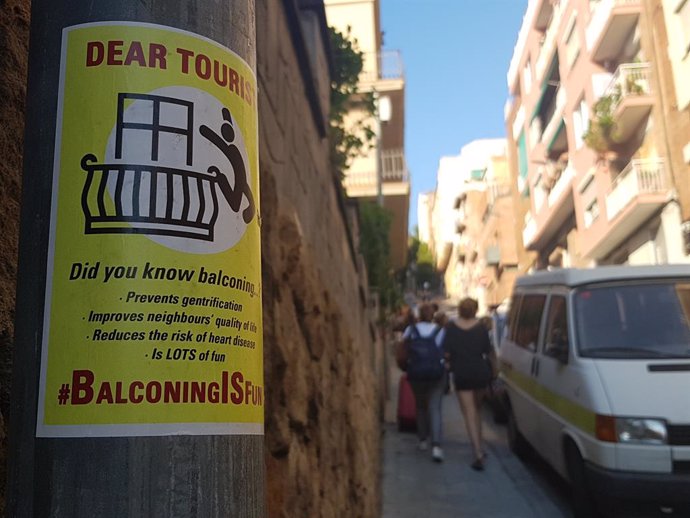 Cartel cerca del Parc Güell que invita a los turistas a practicar 'balconing'