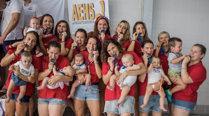 Las deportistas de la selección femenina española de Hockey Subacuático con la medalla de plata y con sus bebés tras el campeonato europeo en Castellón