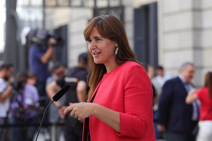 La portaveu de Junts per Catalunya al Congrés, Laura Borrás, atén als mitjans de comunicació, a les portes del Congrés dels Diputats, hores prvies a la segona votació per a la investidura del candidat socialista a la Presidncia del Gobier