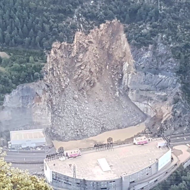 Avalancha que ha cortado la carretera general 1 en Andorra.