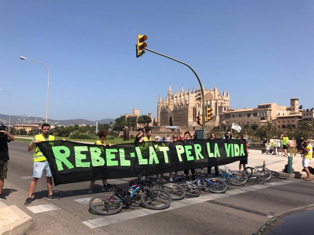 Activistas del colectivo Extinction Rebellion Mallorca cortan el tráfico en el Paseo Marítimo de Palma